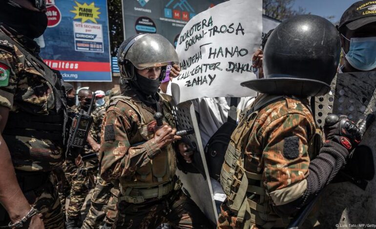 Madagascar army unit joins Gen Z uprising against president – DW – 10/13/2025