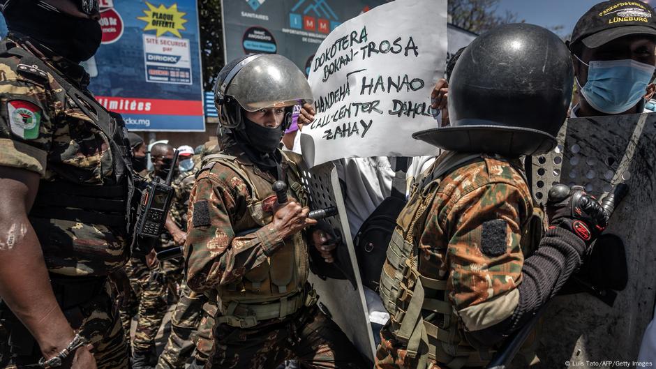 Madagascar army unit joins Gen Z uprising against president – DW – 10/13/2025