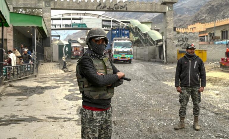 As Pakistan battles Afghan Taliban, fears of major war rise – DW – 10/13/2025