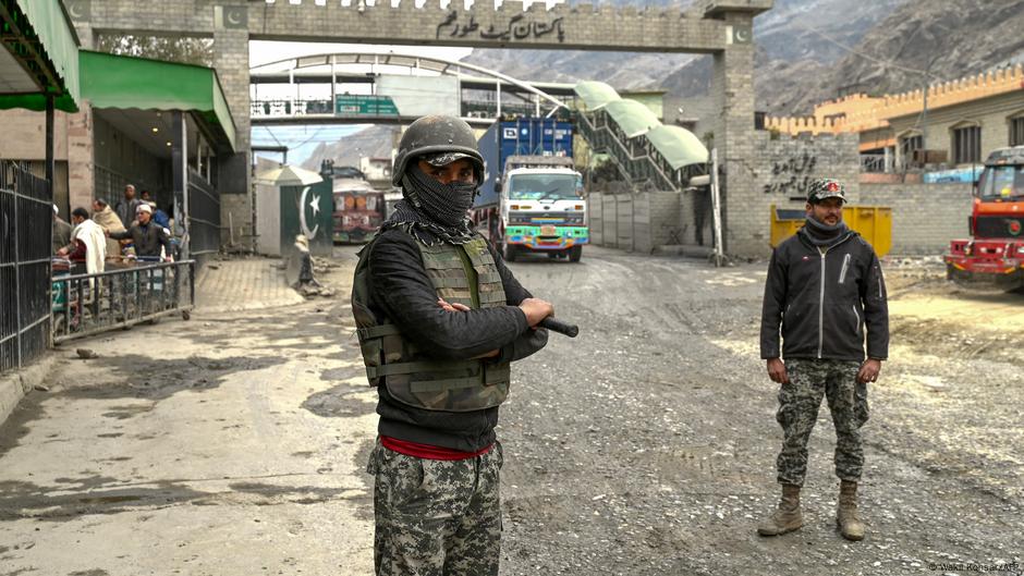 As Pakistan battles Afghan Taliban, fears of major war rise – DW – 10/13/2025