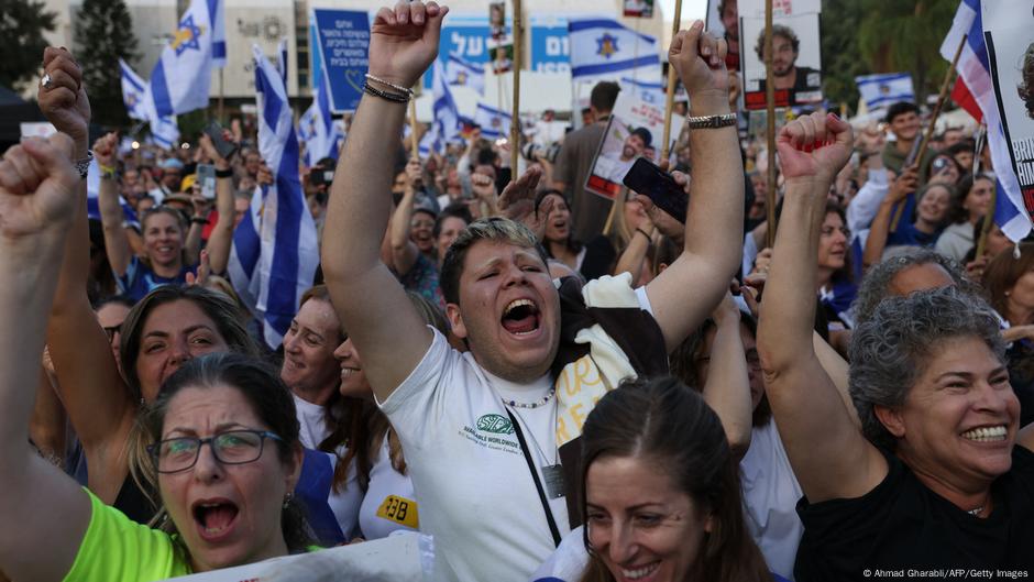 Disinformation surges amid Gaza ceasefire – DW – 10/13/2025