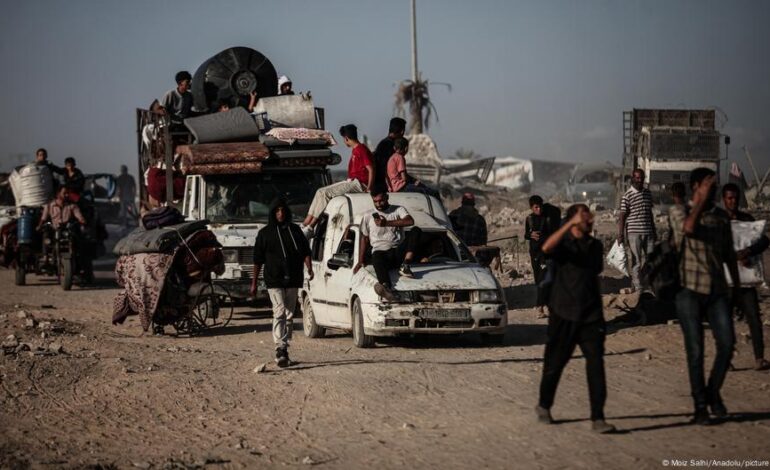 Palestinians in Gaza return to ruins, uncertainty – DW – 10/13/2025