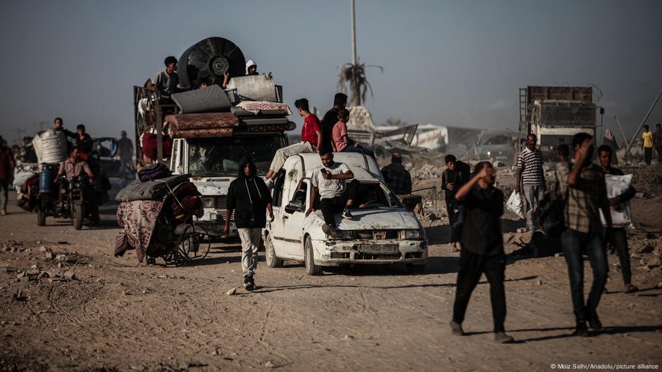 Palestinians in Gaza return to ruins, uncertainty – DW – 10/13/2025