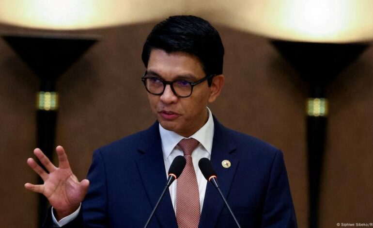 Madagascar president leaves country after mass protests – DW – 10/13/2025