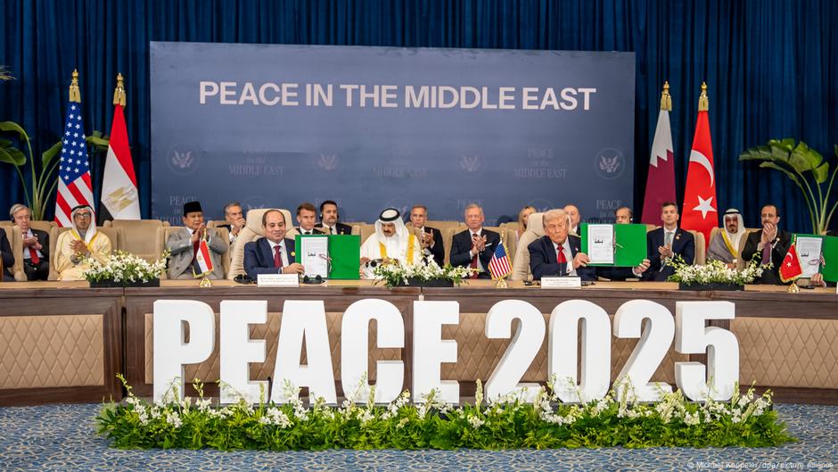 Trump signs document on Gaza ceasefire deal – DW – 10/13/2025