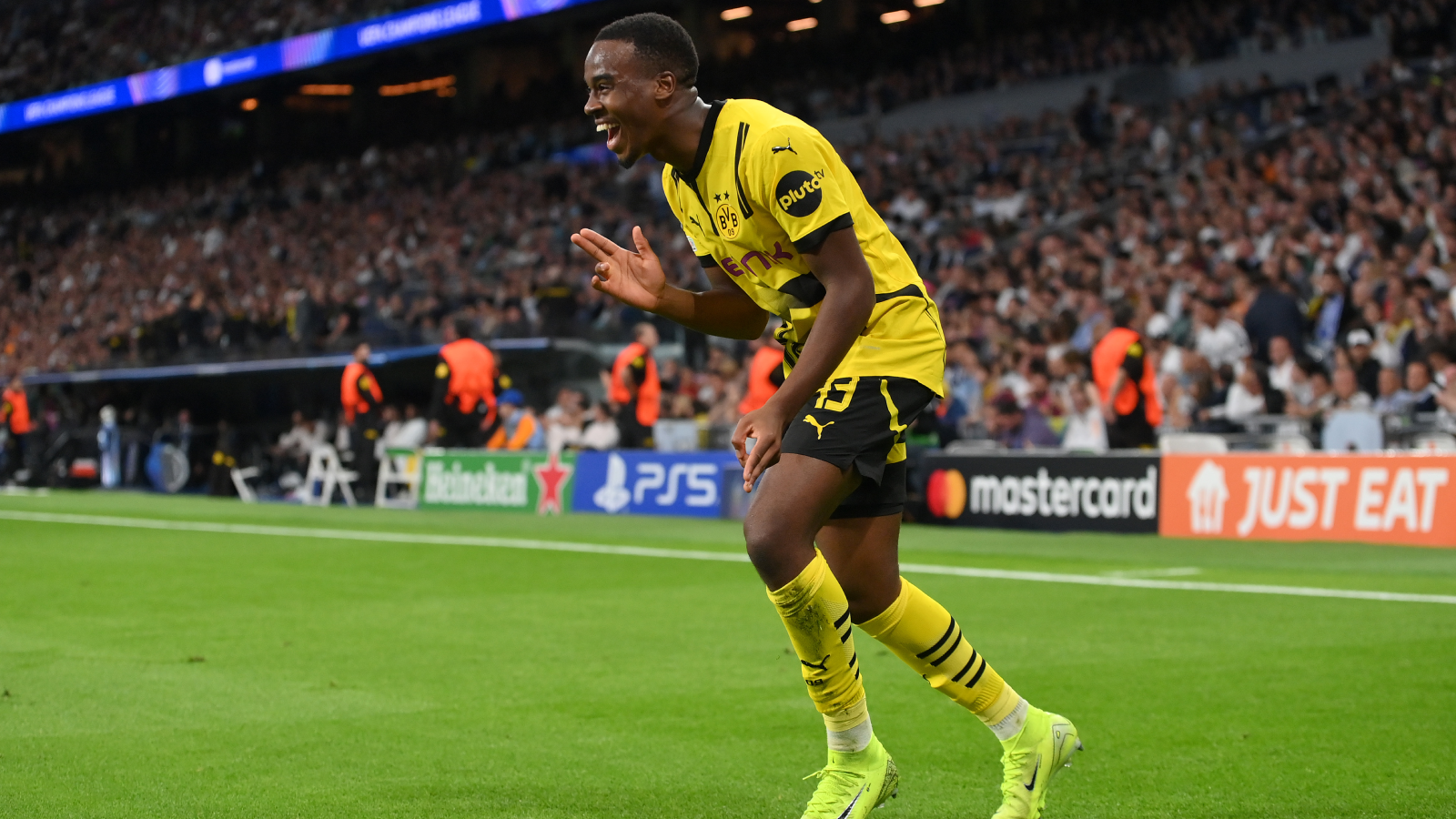 DAZN oder Amazon Prime Video: Wer zeigt / überträgt BVB vs. FC Barcelona in der Champions League heute live im TV und Livestream?